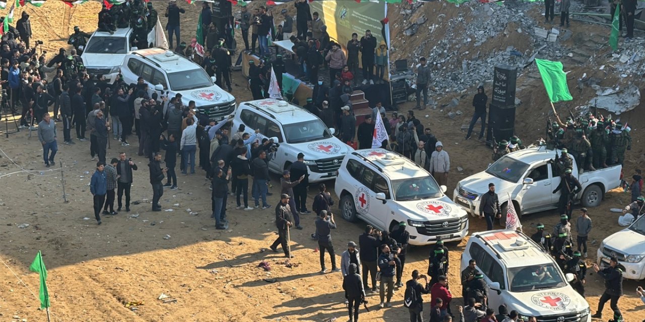 Hamas, Esir Takasının Üçüncü Turunda Gazze'deki İsrailli 3 Esirden Birini Kızılhaça Teslim Etti