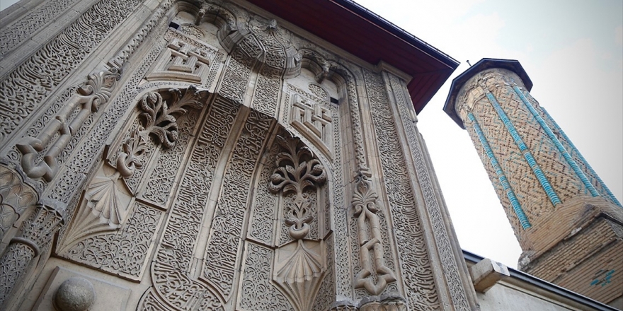 İnce Minareli Medrese Mimarisiyle Ziyaretçilerini Cezbediyor