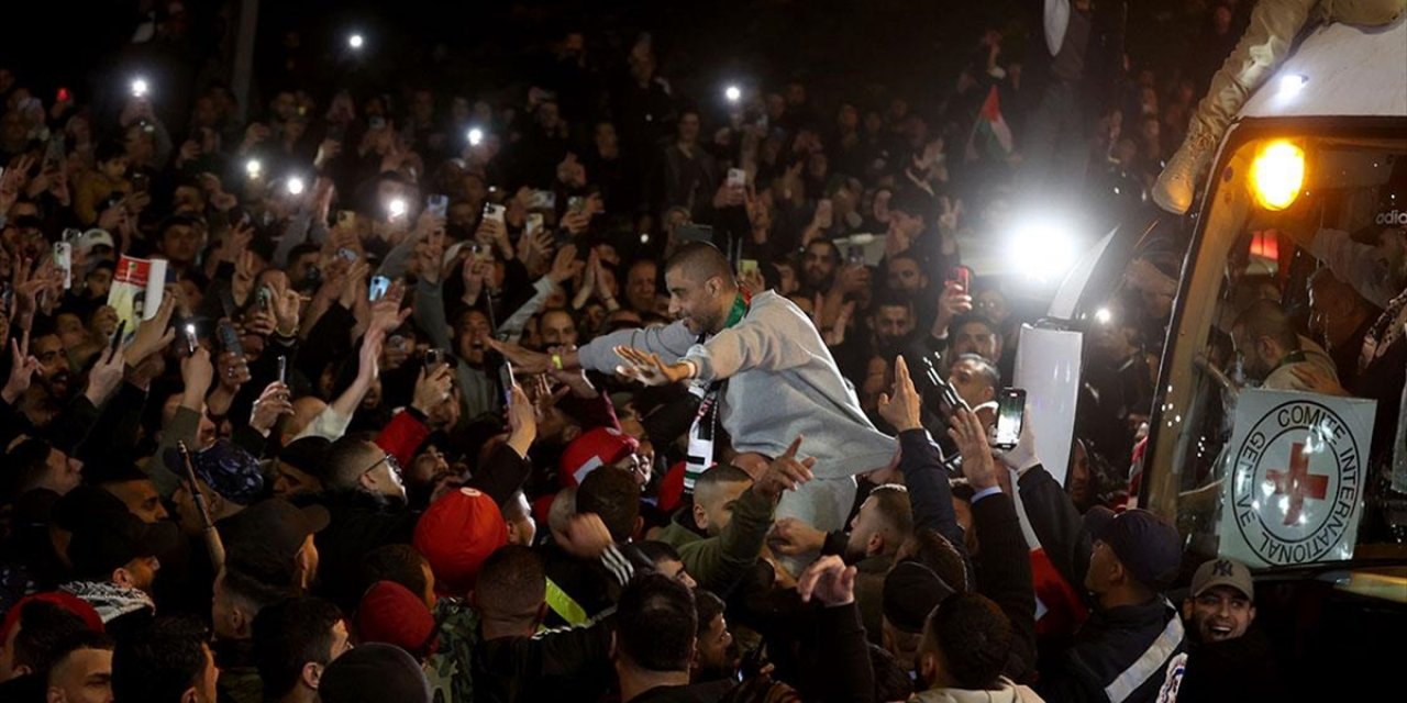 İsrail, Serbest Bırakılan Filistinli Esirlerin Sevincini Baskın, Saldırı ve Tehdit Yoluyla Çalmaya Çalışıyor