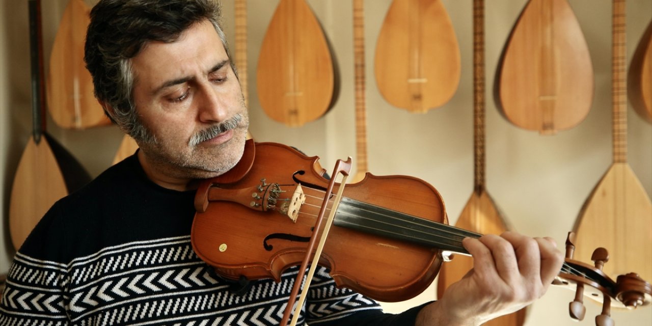 Sakaryalı Müzisyen Çaldığı Enstrümanları Hem Üretiyor Hem de Onarıyor