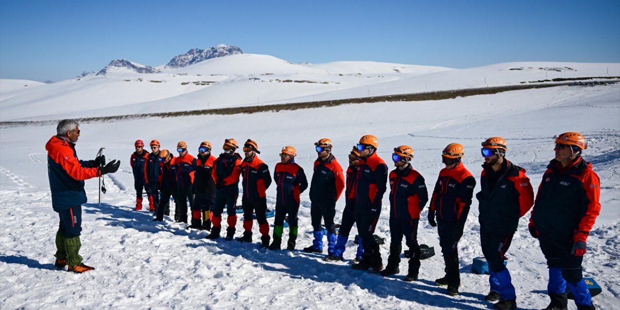 Afad Ekipleri 2 Bin 225 Rakımlı Bölgede Çığda Arama Kurtarma Eğitimi Alıyor
