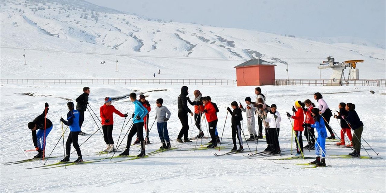 Muşlu Kayakçılar, Soğuk Havada Yarışlara Hazırlanıyor
