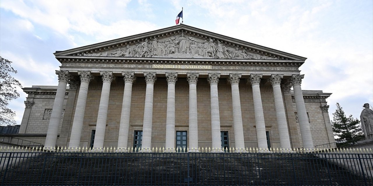 Fransa'da Hükümet, 2025 Bütçe Tasarısını Mecliste Oylamaya Sunmadan Geçireceğini Duyurdu