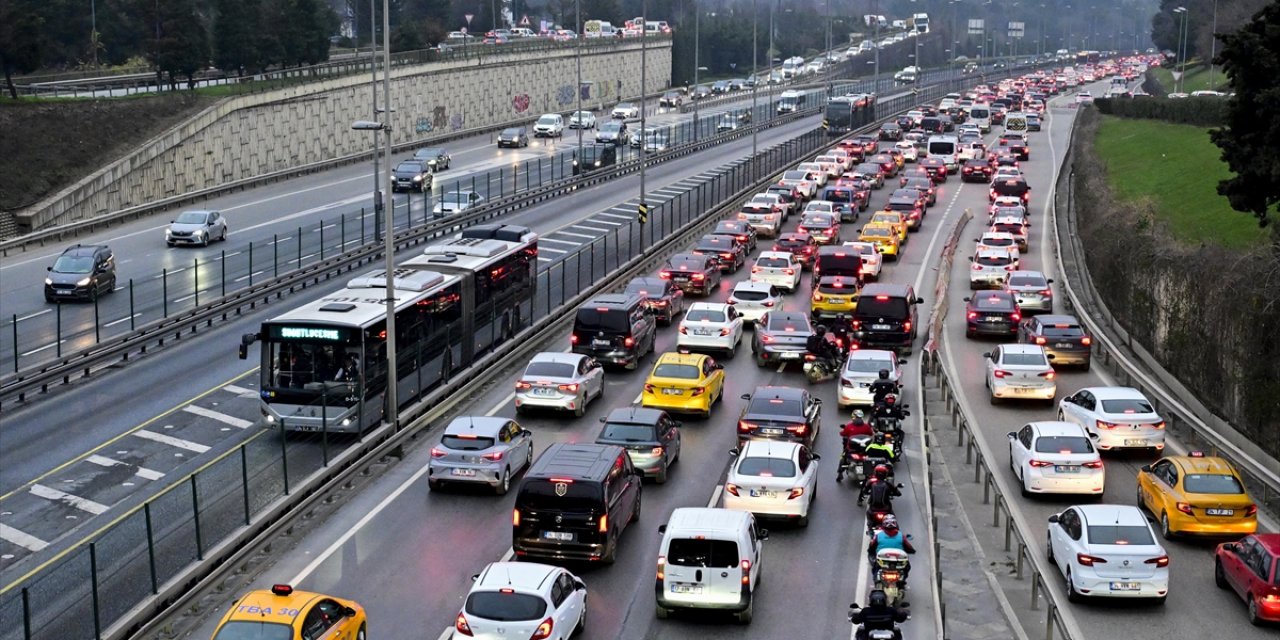 İstanbul'da Yarıyıl Tatilin Ardından Okulların Açılmasıyla Trafik Yoğunluğu Oluştu