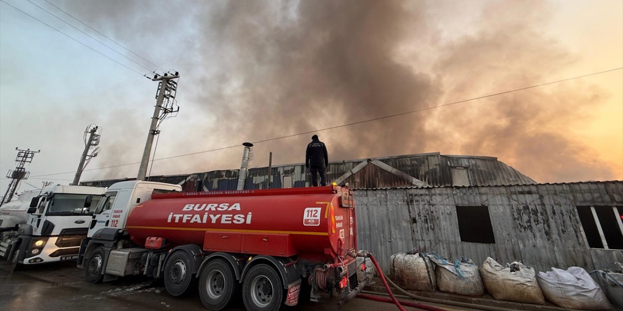 Bursa'da Geri Dönüşüm Tesisinde Başlayıp Tekstil Fabrikasına Sıçrayan Yangın Kontrol Altına Alındı
