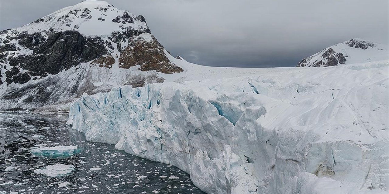 İklim Değişikliği Grönland Buz Tabakası Üzerindeki Çatlakları Hızlandırıyor