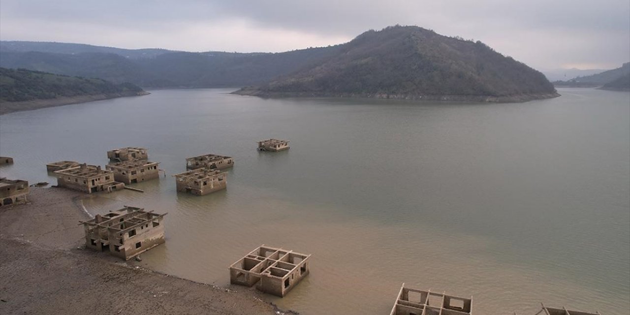 Kızılcapınar Barajı'nda Suyun Azalmasıyla Baraj Havzasında Ortaya Çıkan Yapılar Havadan Görüntülendi