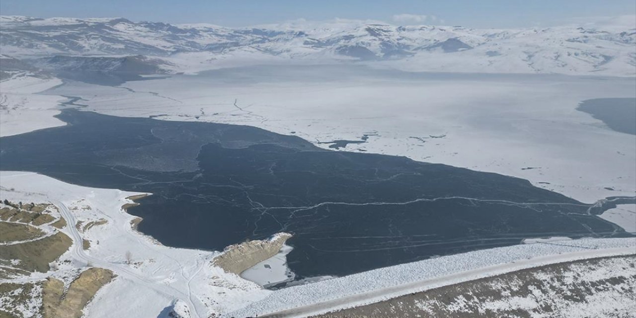 Ağrı'daki Yazıcı Barajı'nın Yüzeyi Buzla Kaplandı