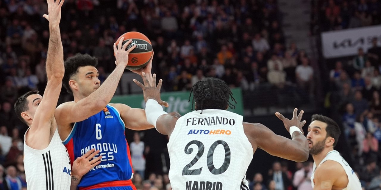 Anadolu Efes, Real Madrid'i 79-73 Mağlup Etti