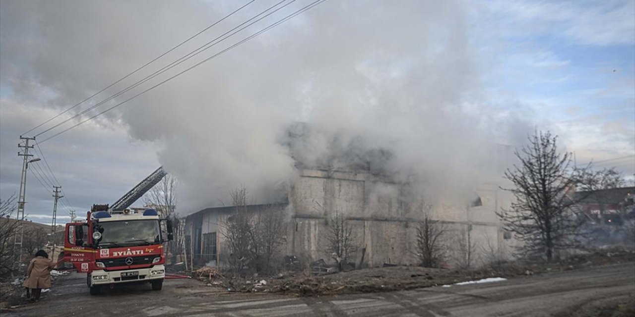 Başkentte 3 Katlı İş Yerinde Çıkan Yangın Kontrol Altına Alındı