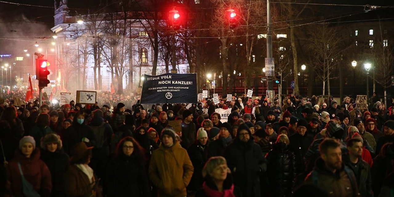 Avusturya’da Binlerce Gösterici, İktidar Ortağı Olması Beklenen Aşırı Sağcı FPÖ'yü Protesto Etti