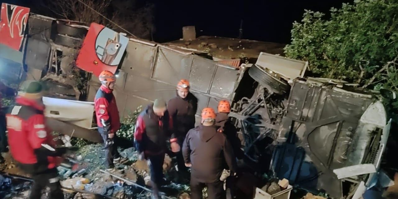 Antalya'da Yolcu Otobüsünün Şarampole Devrilmesi Sonucu 33 Kişi Yaralandı