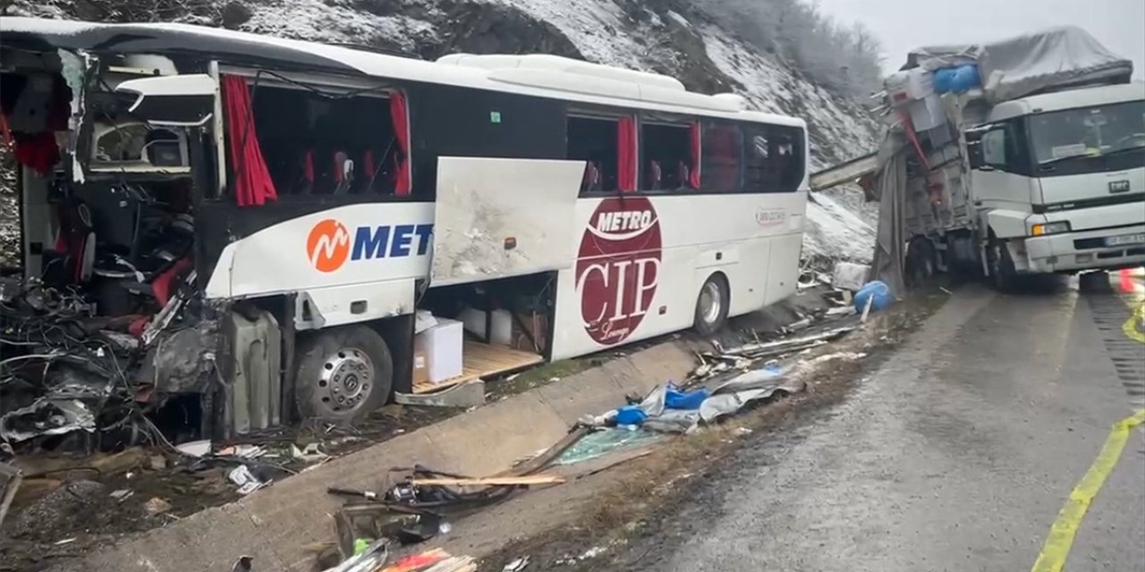 Samsun’da Kamyona Çarpan Yolcu Otobüsünün Sürücüsü Öldü, 16 Yolcu Yaralandı