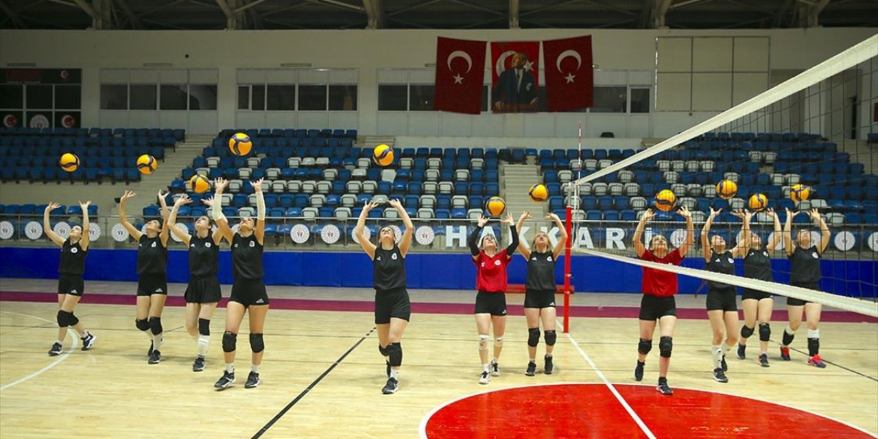 Hakkari'nin Kadın Voleybolcuları 1. Lig'e Odaklandı