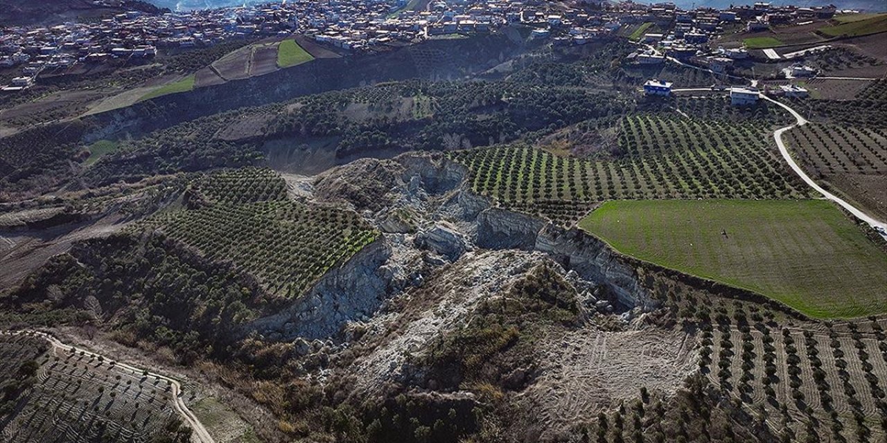 Tarım Arazilerinde Oluşan Fay Yarıkları Bilim Adamlarınca Mercek Altında
