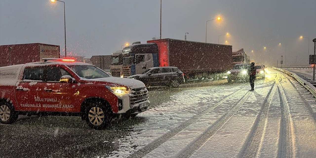 Anadolu Otoyolu'nun Bolu Kesimindeki Zincirleme Kaza Ulaşımı Aksatıyor