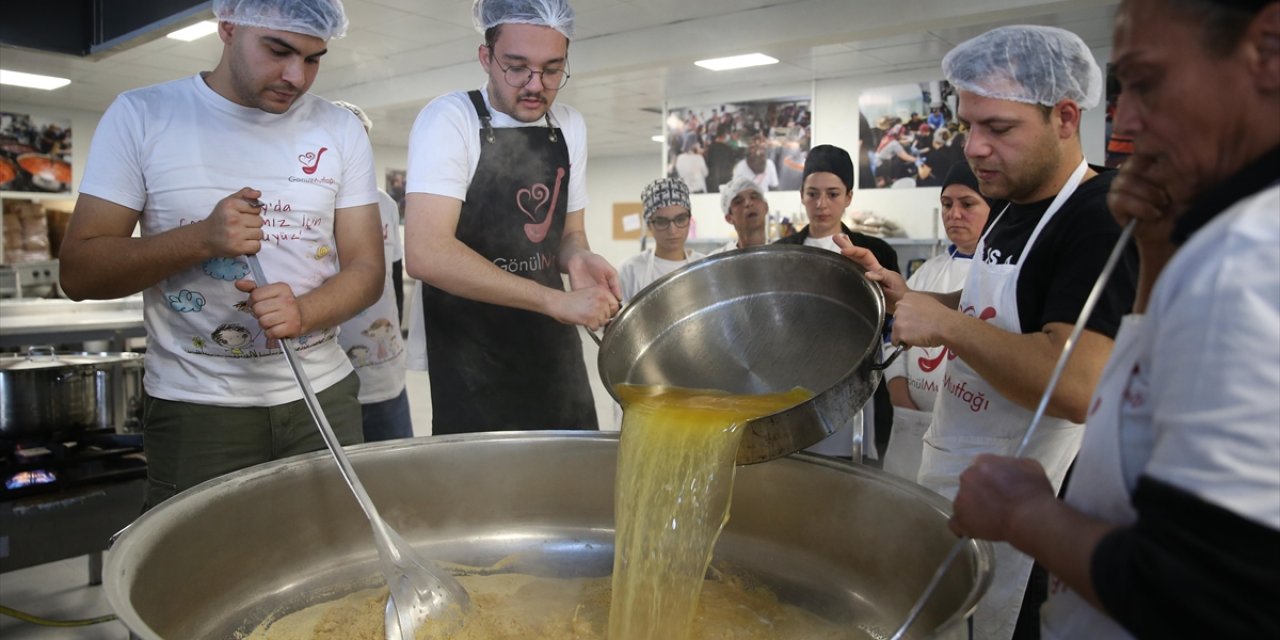 İskenderun'daki "Gönül Mutfağı"nda Depremin İkinci Yılı Dolayısıyla Helva Kavruldu
