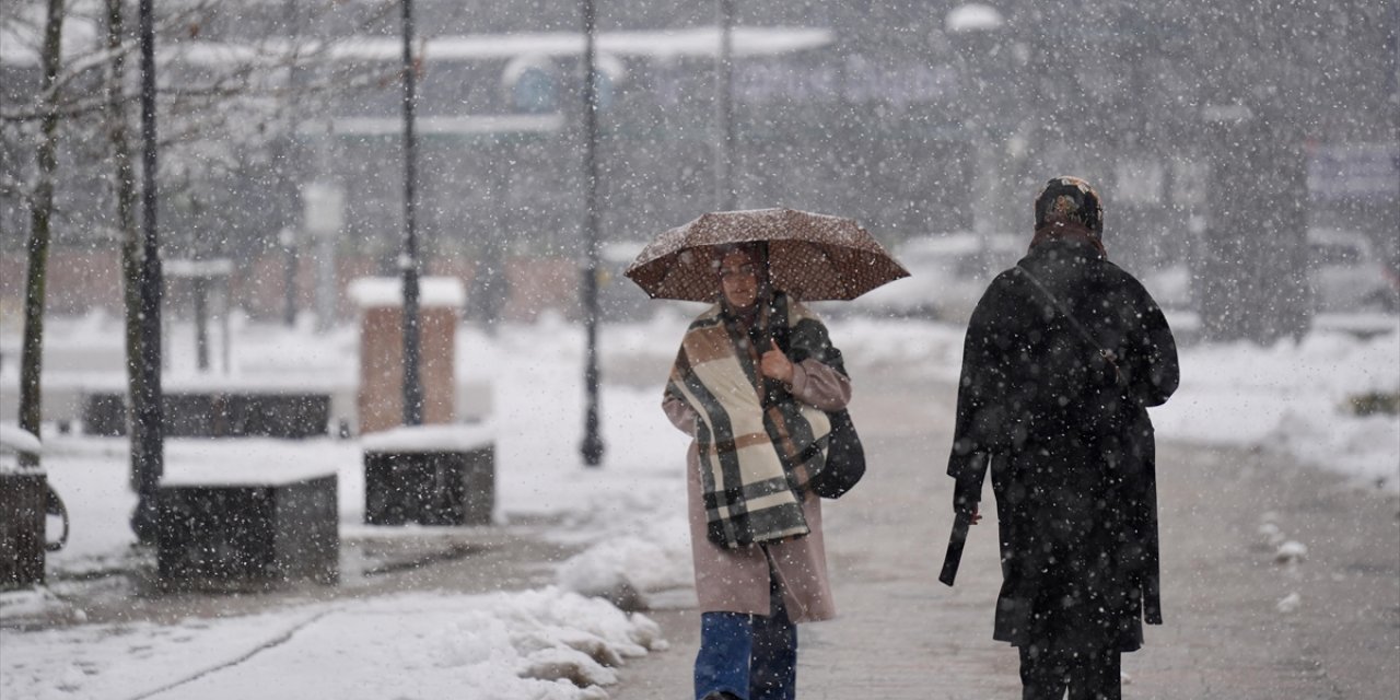 Yurdun Çeşitli Bölgelerinde Kar Yağışı Etkisini Sürdürüyor