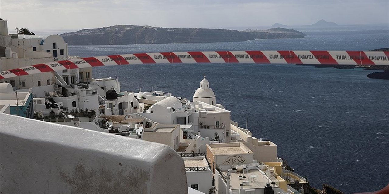 Santorini Adası'nda Halk, Tsunami Riskine Karşı Önlem Almaya Başladı