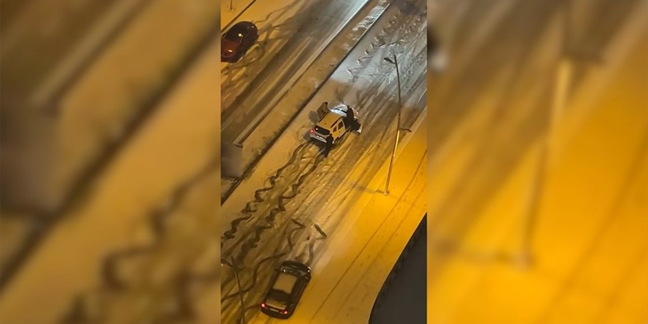 İstanbul'da Etkili Olan Kar Sürücülere Zor Anlar Yaşattı
