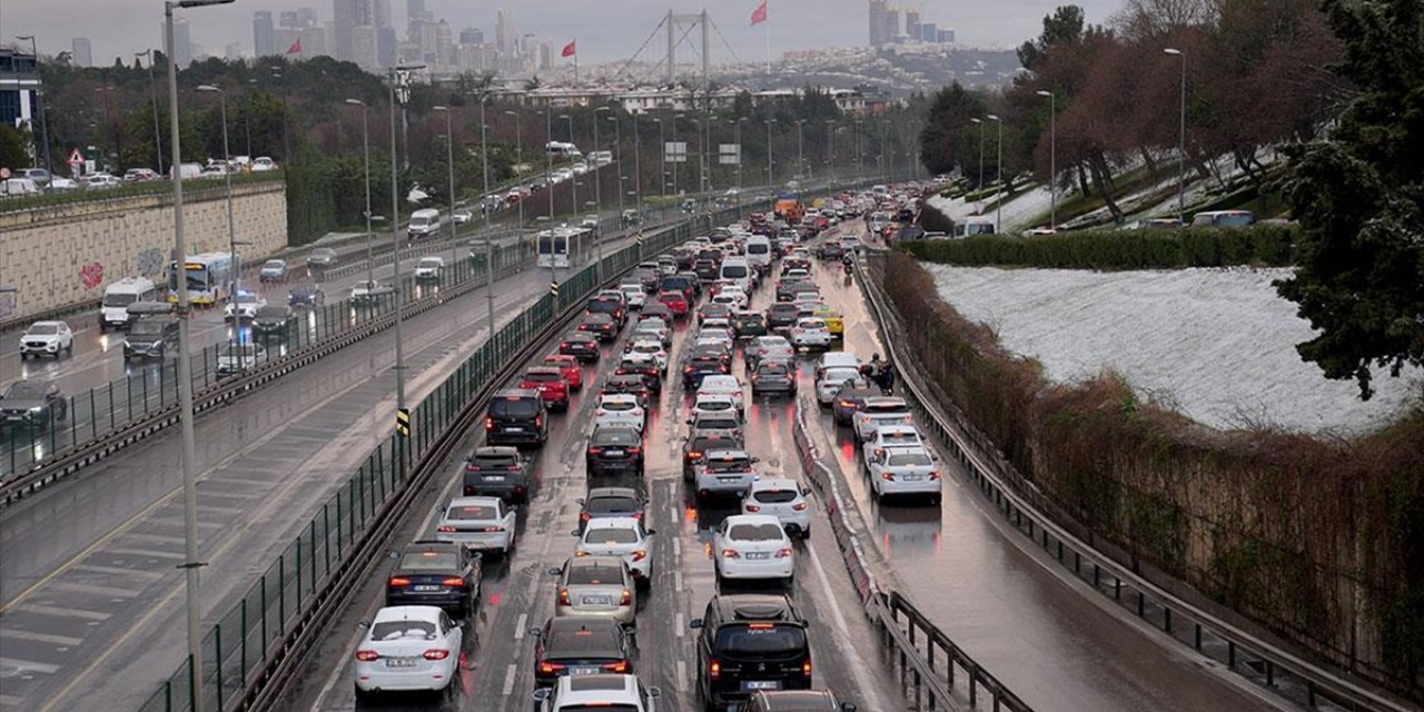 İstanbul'da Kar Yağışının Etkisiyle Trafik Yoğunluğu Yaşanıyor