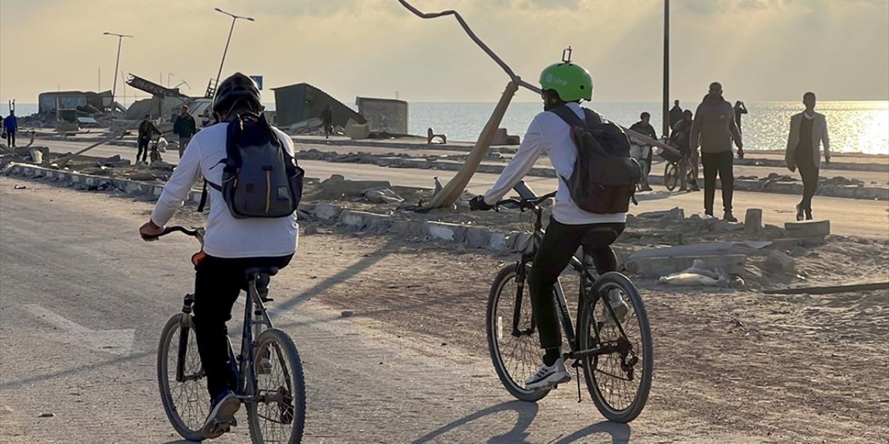 İsrail'in Saldırısında Bacağı Ampute Edilen Filistinli Sporcu Hüzün İçinde Yıkılan Gazze'yi Bisikletle Dolaşıyor