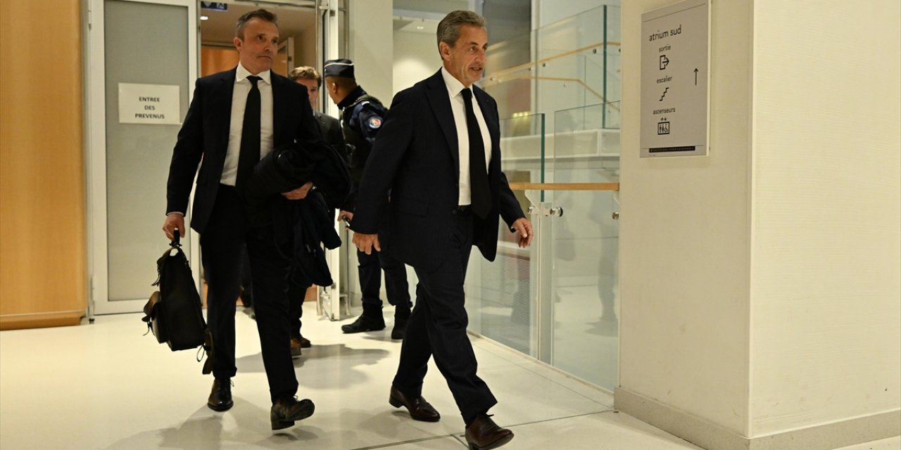 Eski Fransa Cumhurbaşkanı Nicolas Sarkozy'ye Elektronik Kelepçe Takıldı