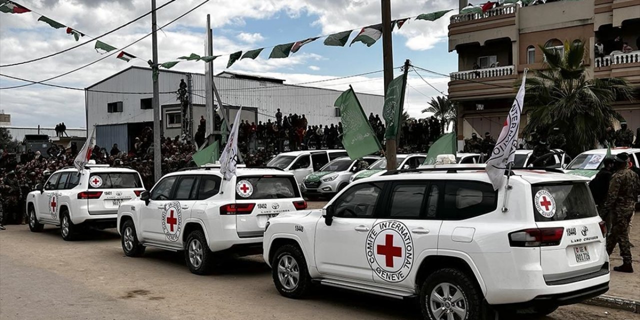 Hamas, Esir Takasının Beşinci Turunda Gazze'deki 3 İsrailli Esiri Kızılhaç'a Teslim Etti