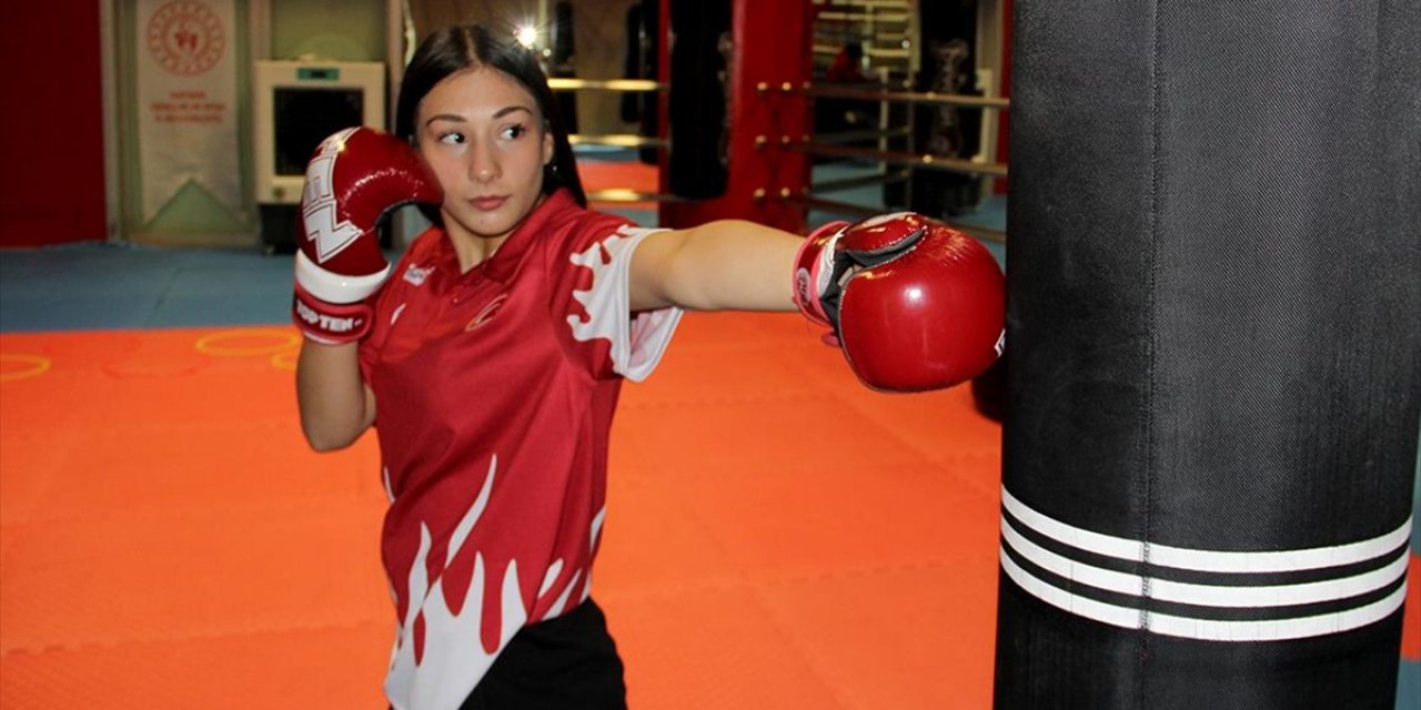 Ağabeyiyle Kick Boksa Başlayan Ecrin, Kürsüden İnmiyor