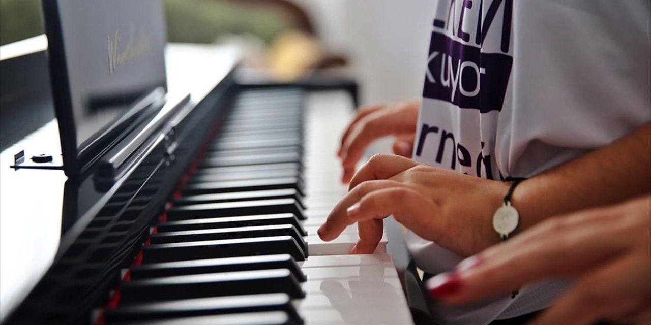 Protezle Yürüyen 11 Yaşındaki Depremzede Fatma Hayalini Kurduğu Piyanoya Kavuştu