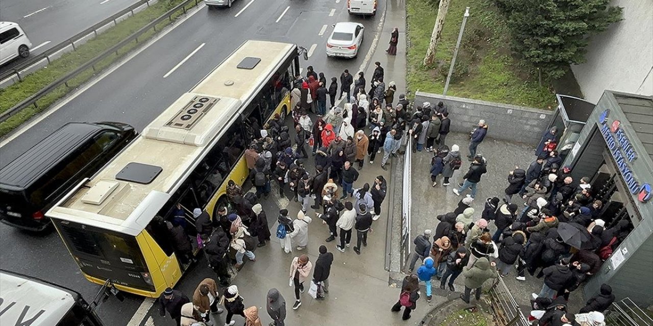 İstanbul'da "Viyadük Düzenleme Çalışması" Metro Hattındaki Yolcuları Mağdur Etti