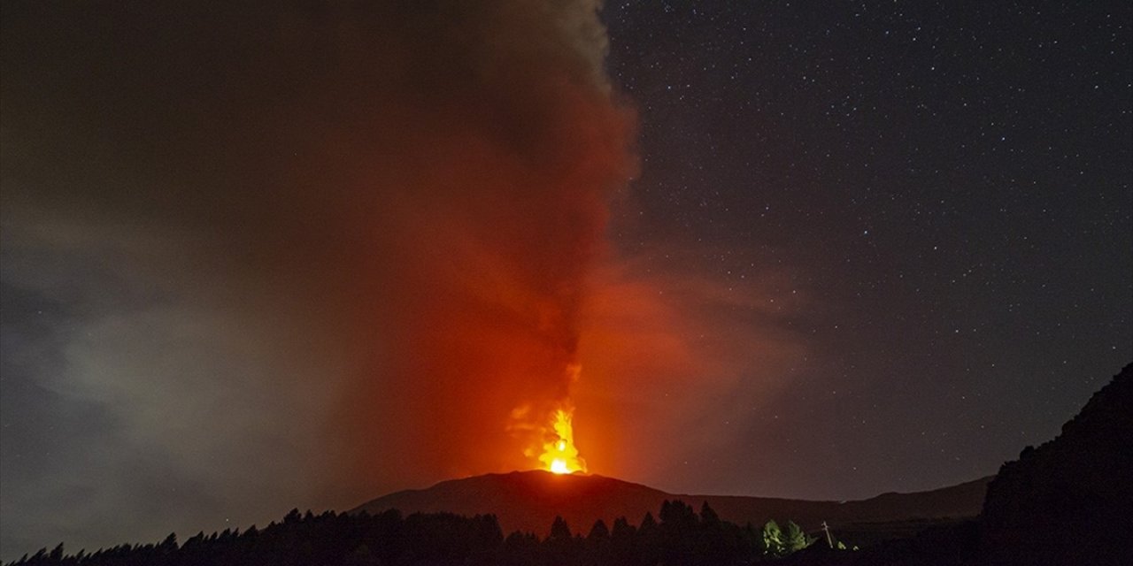 İtalya'da Etna Yanardağı'nda Lav Akışı Meydana Geldi