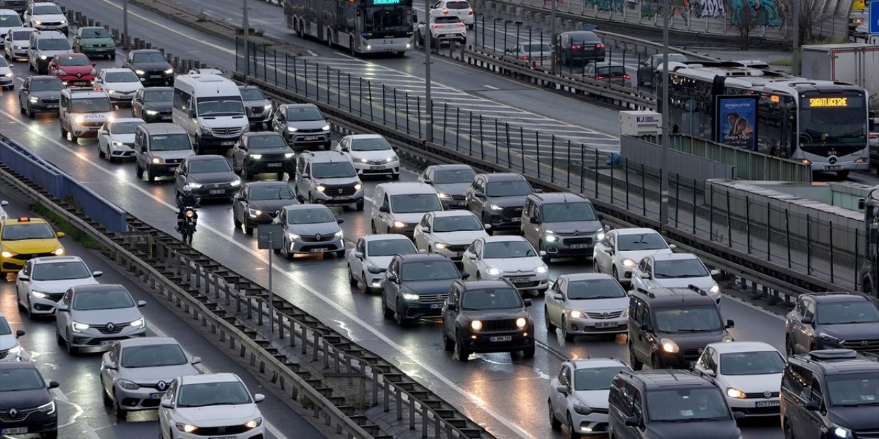 İstanbul'da Sabah Saatlerinde Trafik Yoğunluğu Yaşanıyor