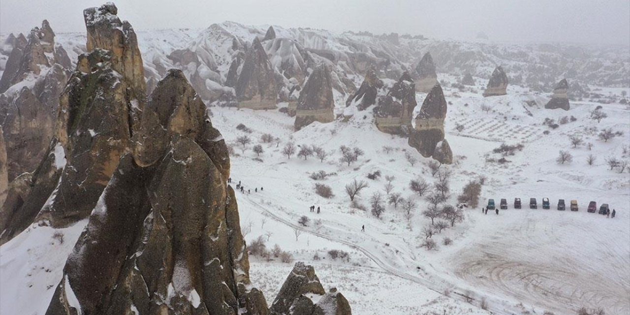 Manzarasına Kar Güzelliği Eklenen Peribacaları Dronla Görüntülendi