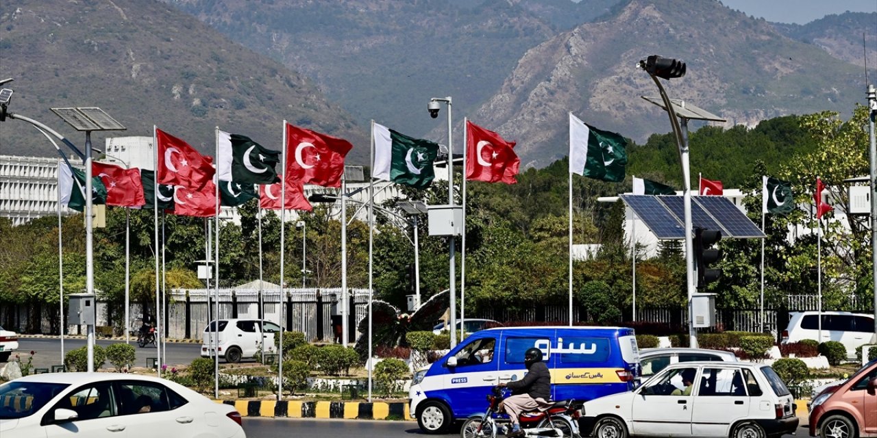 Cumhurbaşkanı Erdoğan'ın Ziyaret Edeceği Pakistan'da Caddelere Türk Bayrakları Asıldı