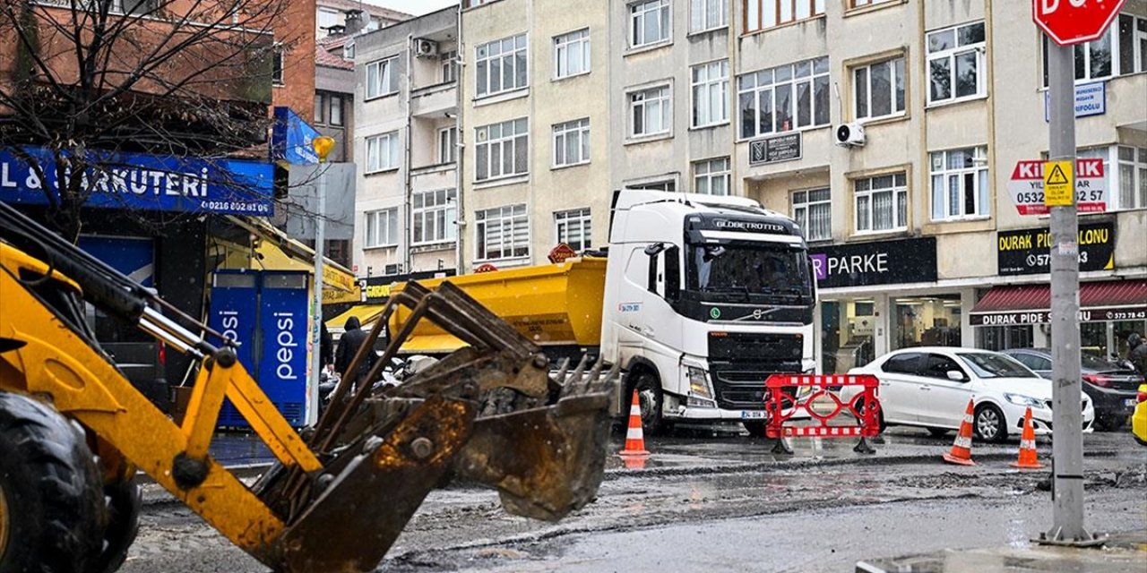 Ataşehir'de Kanalizasyon Çalışması Sonrası Geciken Asfaltlama Esnafı Mağdur Etti