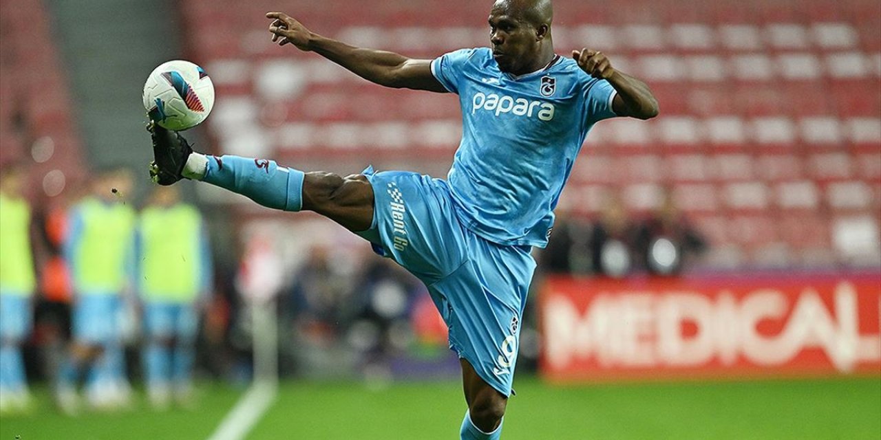 Trabzonsporlu Futbolcu Nwakaeme'nin Sağ Bacağında Yaralanma Tespit Edildi