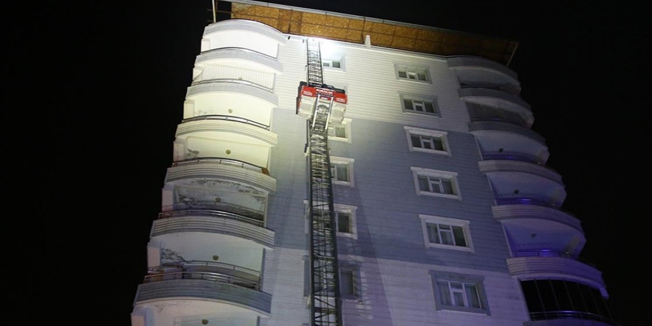 Eşyalarını Taşıdıkları Bina Sakinlerini Bu Kez Yangından Kurtardılar