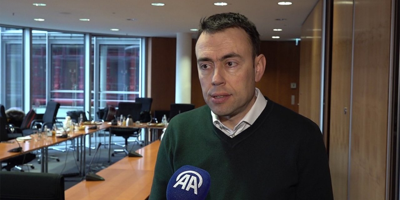 Alman Partisi SPD'nin Dış Politika Sözcüsü Schmid, Trump'ın Gazze Planını "Savaş Suçu" Olarak Görüyor