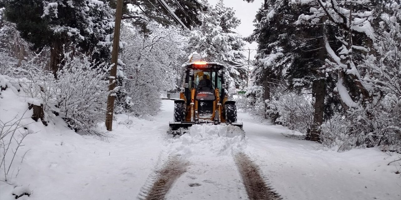 Adana ve Mersin'in Yüksek Kesimlerinde Karla Kaplanan Yollar Açılıyor