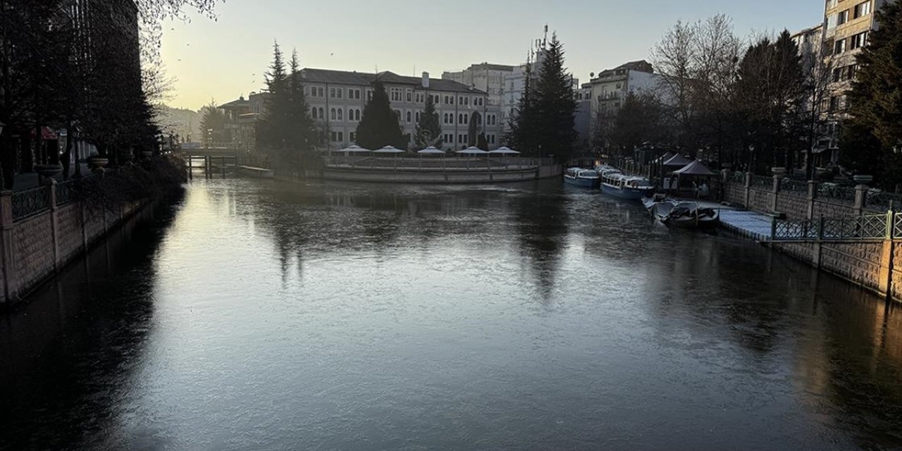 Eskişehir'de Porsuk Çayı'nın Yüzeyi Buz Tuttu