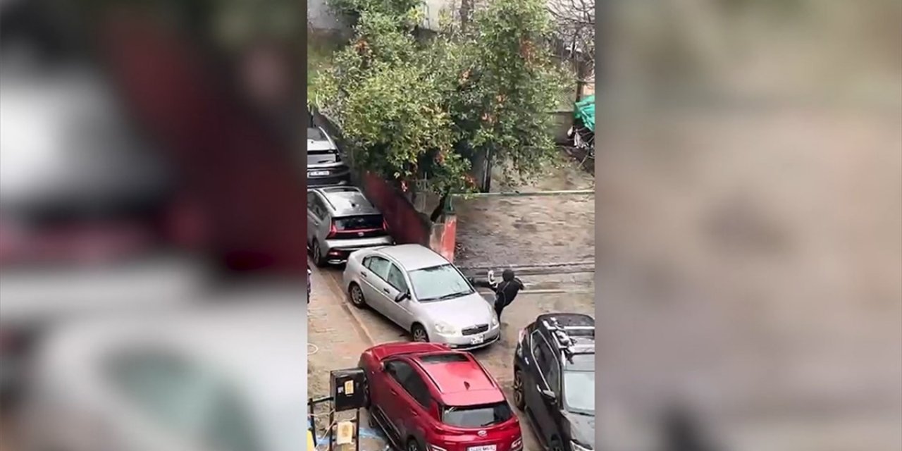 Üsküdar'da Bir Otomobilin Aynaları ve Sileceklerinin Kırılması Kamerada