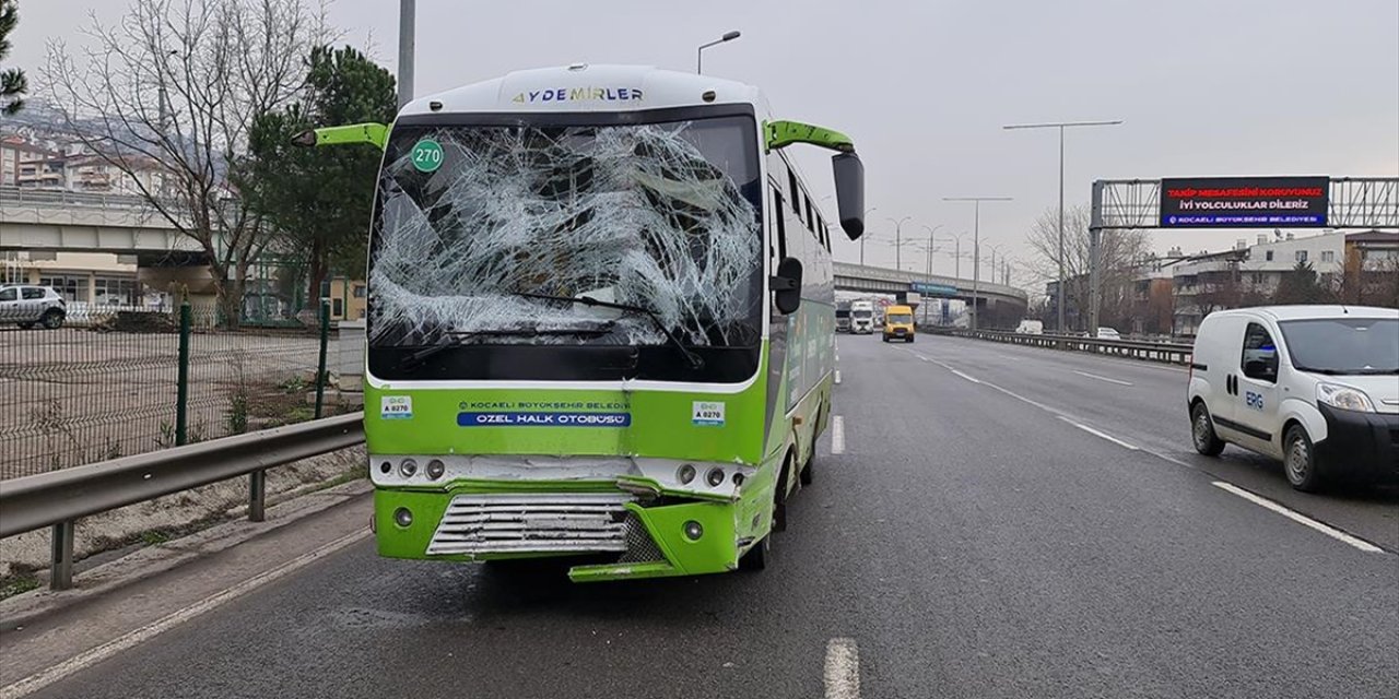 Kocaeli'de Sürücüsü Direksiyon Başında Fenalaşan Otobüsü Durduran Yolcu Macak: Araba Dursun Diye Bariyerlere Vurdum