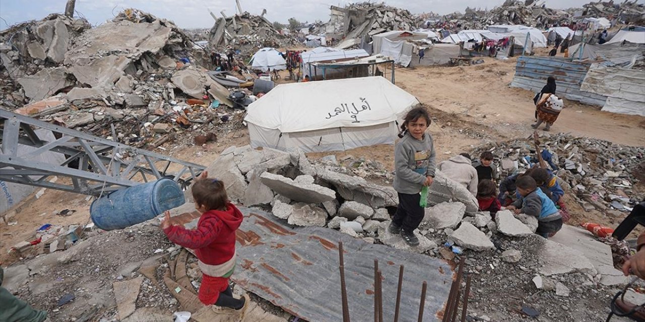 Gazze'deki Çocuklar İsrail Saldırılarının Bölgede Bıraktığı Yıkım ve Enkaza Rağmen Eğlenmeye Çalışıyor