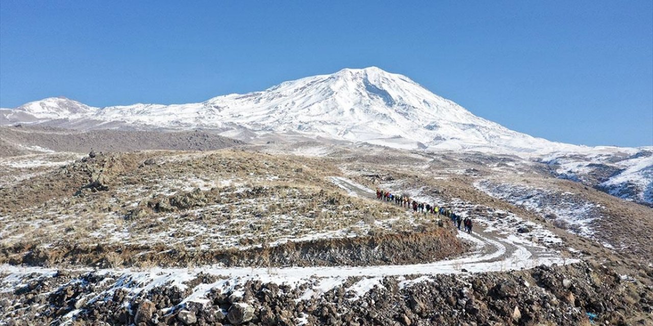 Karla Kaplı Ağrı Dağı Çetin Kışta da Dağcıları Ağırlıyor