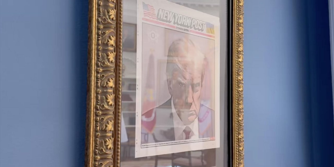 ABD Başkanı Trump'ın Sabıka Fotoğrafı Oval Ofis'in Girişine Asıldı