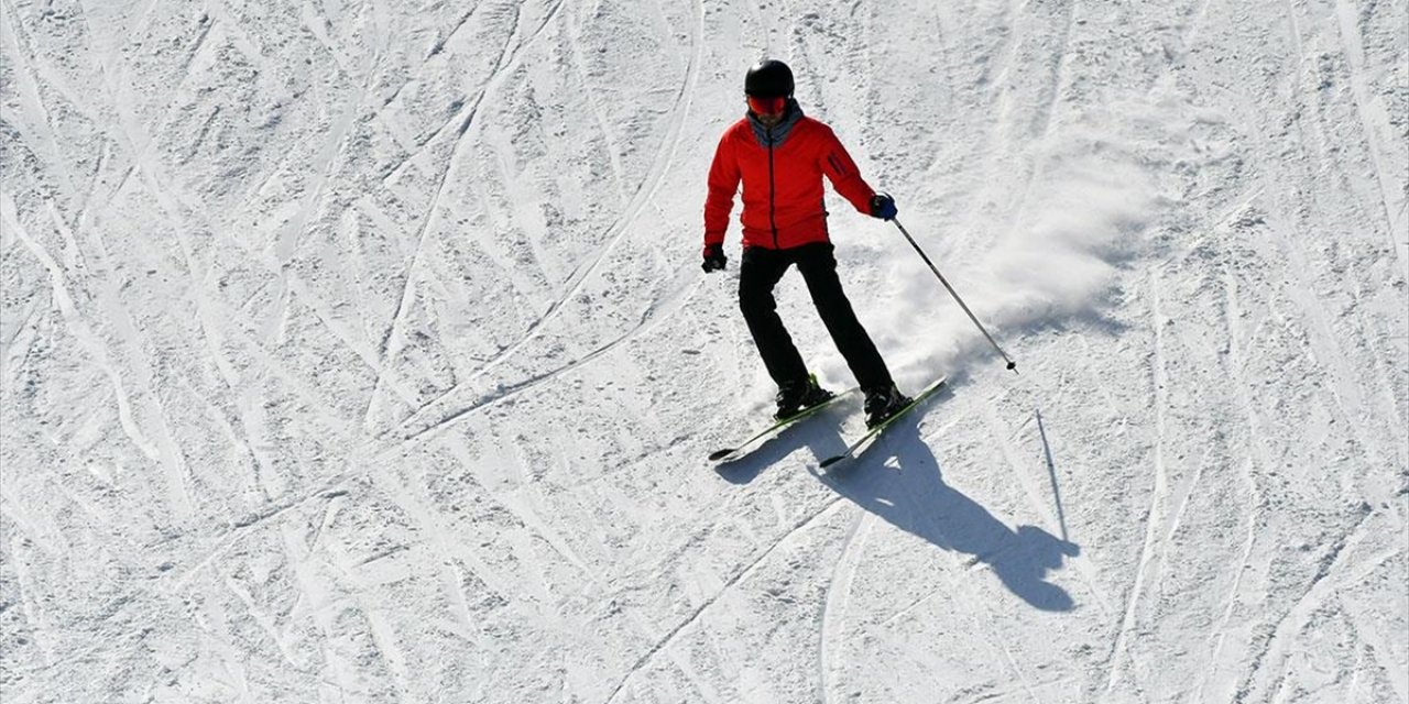 Sarıkamış Kayak Merkezi'nde Kayak Keyfi Sürüyor