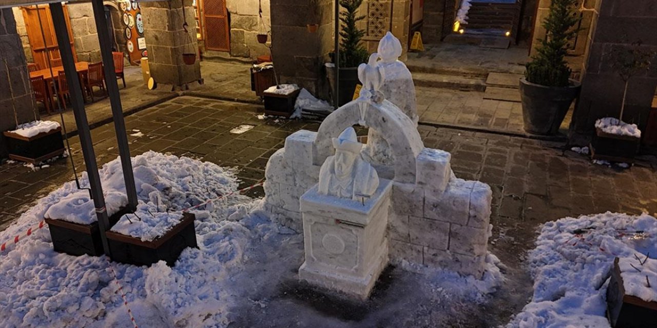 Kayserili Taş Oyma Ustası, Tarihi Medreseye 1. Alaeddin Keykubad'ın Kardan Heykelini Yaptı