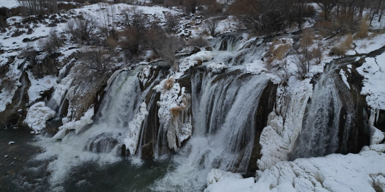 Kısmen Donan Muradiye Şelalesi'nin Çevresi Beyaza Büründü