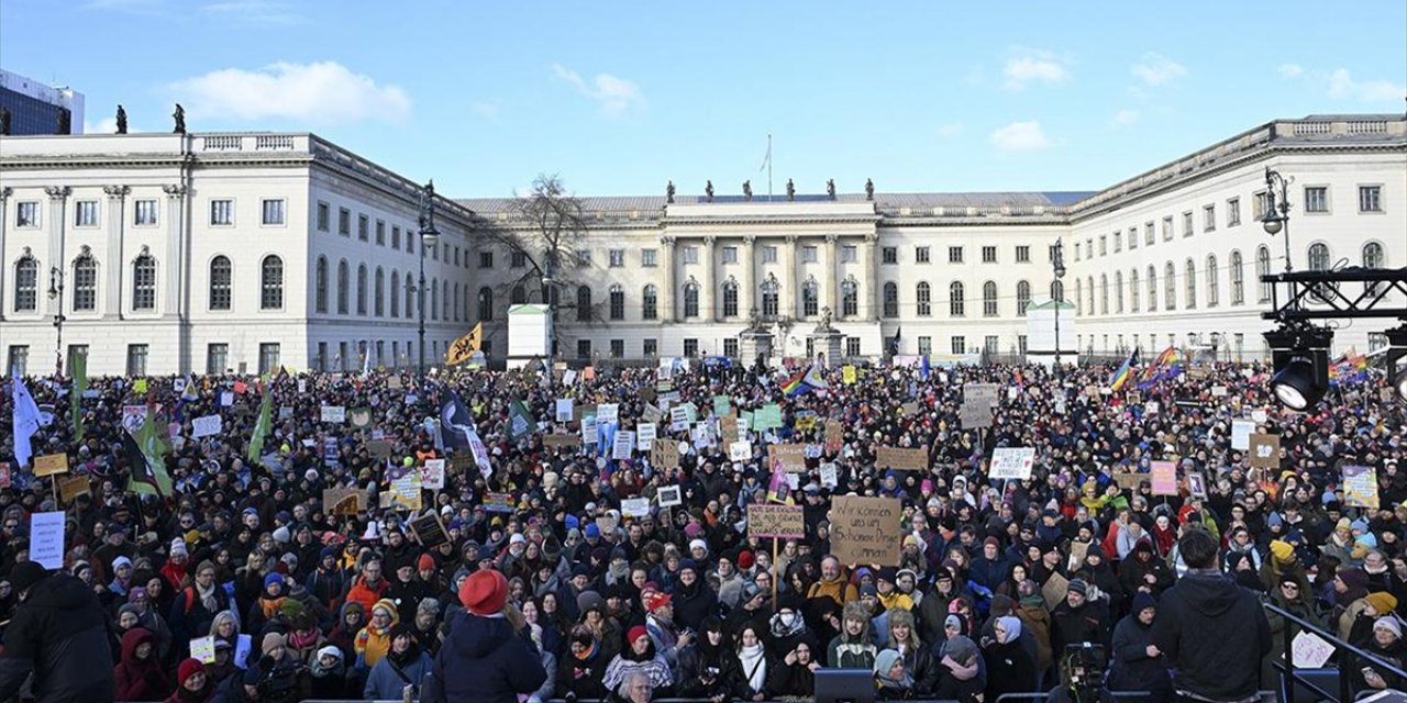 Berlin'de Yaklaşık 35 Bin Kişi Aşırı Sağa Karşı Gösteri Düzenledi